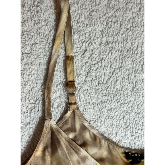 Torrid NWT Satin V Neck Cami Camisole Adjustable straps Buttons Sz 0 (L) - Picture 3 of 11